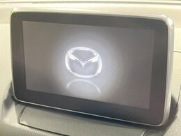 【マツダコネクトナビ】車内の雰囲気にマッチした一体型タイプのナビ。各種車輌設定やBluetooth再生等、様々な機能が楽しめます。直感的なダイヤル操作が可能で、使い勝手も良好です。