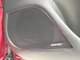 【BOSEサウンドシステム】メーカーオプションの高品位サウンドシステムを搭載。専用のチューニングが施された大小様々なスピーカーから良質なサウンドが奏でられ、臨場感あふれる音響空間を演出します。