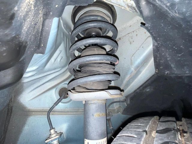 お車を安心してお乗りいただく為には、足回りの定期点検が欠かせません。サービスサポート（有償保証）では無料点検もご提供しており、安心のカーライフをお過ごしいただけるサポート体制が整っています。