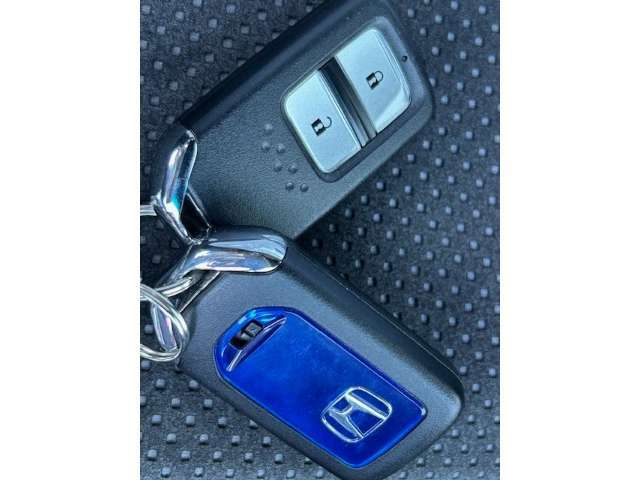 スマートキーは携帯しているだけで、ドアの施錠、解錠、エンジンの始動ができます。