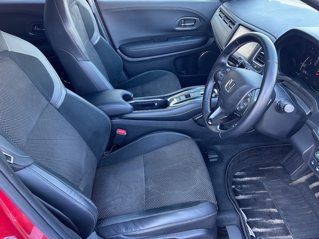 乗り心地の良いフロントシートです。足回りも広々としておりますので、長時間の運転も疲れづらいですよ。