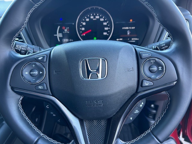 ハンドル左側にはオーディオコントローラーがついております。右側にはクルーズコントロール機能などのボタンがついており、高速道路走行時の負担を軽減します。