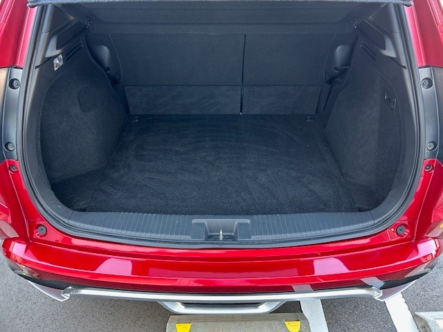 広々としたラゲッジスペースです。リアシートを倒せば大きな荷物も載せられます☆