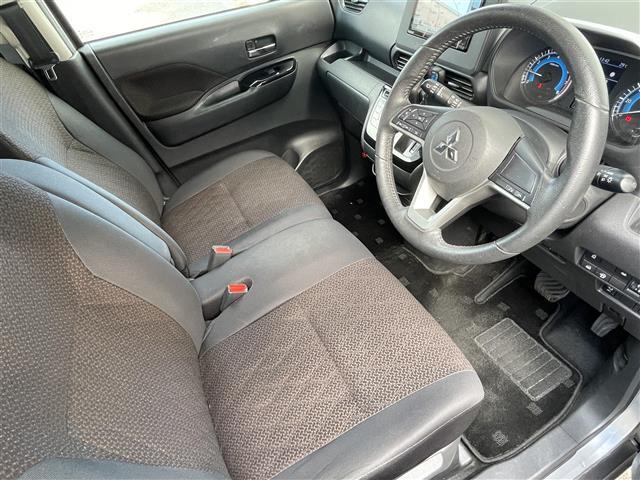 【運転席】『運転席周辺』の画像になります。写真の内容に関してご不明点、ご質問等がございましたらお気軽にガリバー店舗までお問い合わせください。