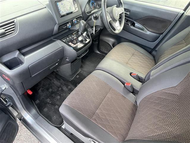 【助手席】『助手席周辺』の画像になります。写真の内容に関してご不明点、ご質問等がございましたらお気軽にガリバー店舗までお問い合わせください。