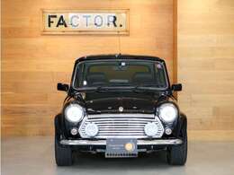 40th専用エンブレムやGBトランクバッチが施され、足回りは13インチ扁平タイヤに大型オーバーフェンダーが組み合わされる等、ローバーミニのイメージを覆すようなスパルタンなフォルムに変貌されたモデルです。