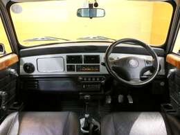 インテリアでは、レギュラーモデルでウッドとなるインパネが40thモデル専用の「ポリッシュドアロイフェイシアパネル」に変更されており、シートも黒一色のレザーシートとなります。