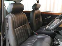 また、ミニで唯一40thモデルのみCDオーディオを標準搭載するほか、リアスピーカーには名門「Goodmans」によるツインスピーカーを標準装備。ダッシュボードも革張りで仕立てられるなど限定モデルらしい豪華仕様です。