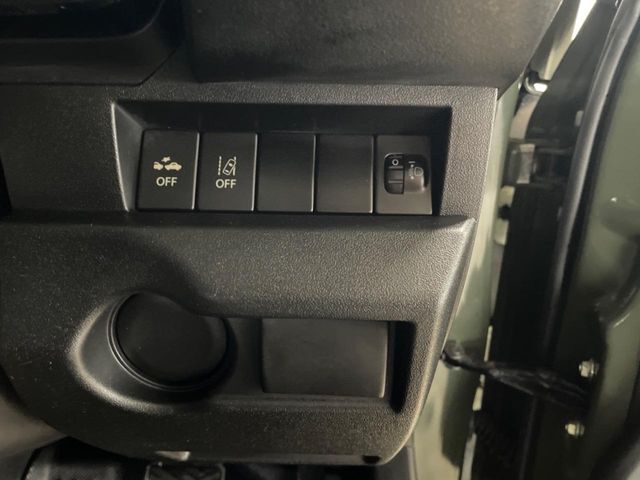 【衝突軽減システム】走行中に前方の車両等を認識し、衝突しそうな時は警報とブレーキで衝突回避と被害軽減をアシスト。より安全にドライブをお楽しみいただけます。