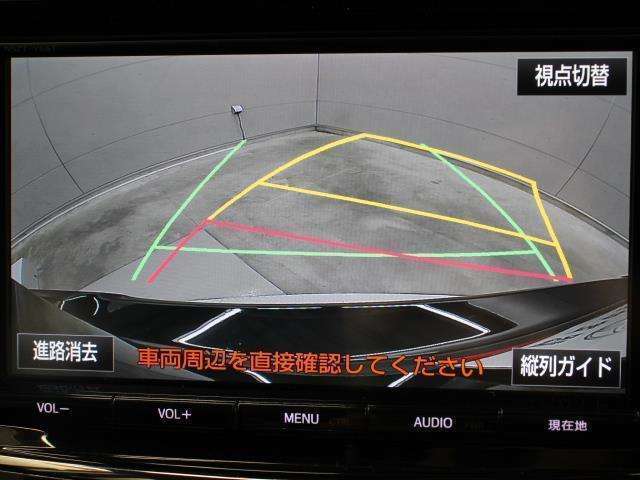 車庫入れや縦列駐車などの際に、後退操作の参考になるガイドラインをモニター画面に表示します。