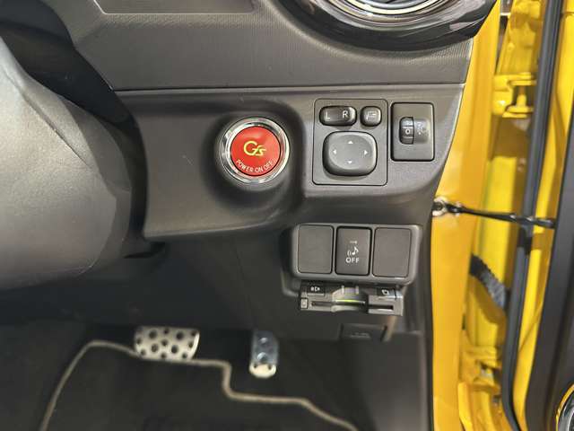 スマートキーです。プッシュボタンでエンジンをかけるタイプです。