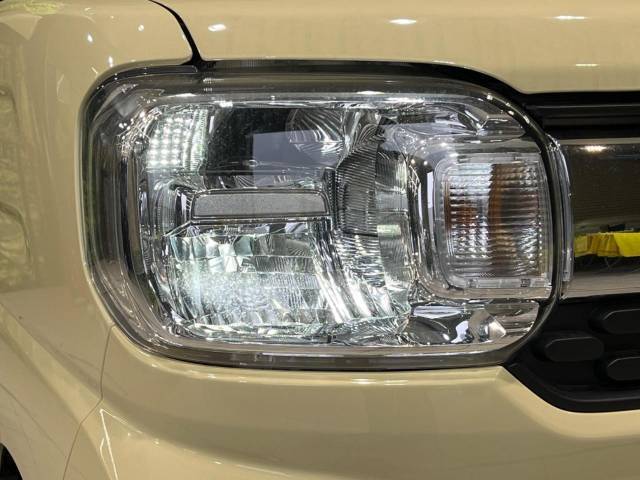 【LEDヘッドライト】悪天候や夜間走行時も良好な視界を確保し安心して運転できる高輝度LEDヘッドライトを装備！点灯速度が早く、消費電力も抑えられています。