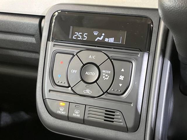 【オートエアコン】一度お好みの温度に設定すれば、車内の温度を検知し風量や温度を自動で調整。暑い…寒い…と何度もスイッチ操作をする必要はありません。快適な車内空間には必須の機能ですね♪