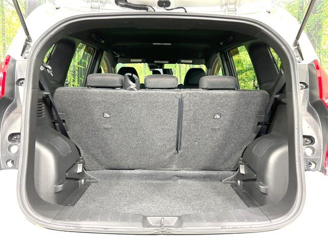 積み下ろしのしやすいデッキにはたっぷりと荷物を積み込んでいただけます。遊びから仕事まで、様々なシーンで頼れます♪