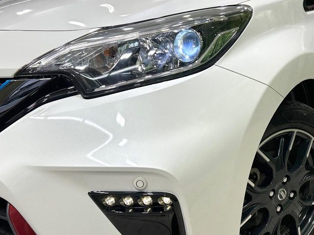 【LEDヘッドライト】悪天候や夜間走行時も良好な視界を確保し安心して運転できる高輝度LEDヘッドライトを装備！点灯速度が早く、消費電力も抑えられています。