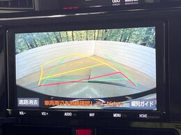 【バックカメラ】駐車時に後方がリアルタイム映像で確認できます。大型商業施設や立体駐車場での駐車時や、夜間のバック時に大活躍！運転スキルに関わらず、今や必須となった装備のひとつです！