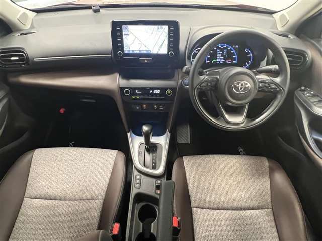 見通しの良い視界と運転に集中できるレイアウトで快適ドライブ！ハイブリッド車で燃費も良く通勤車にもおすすめ！