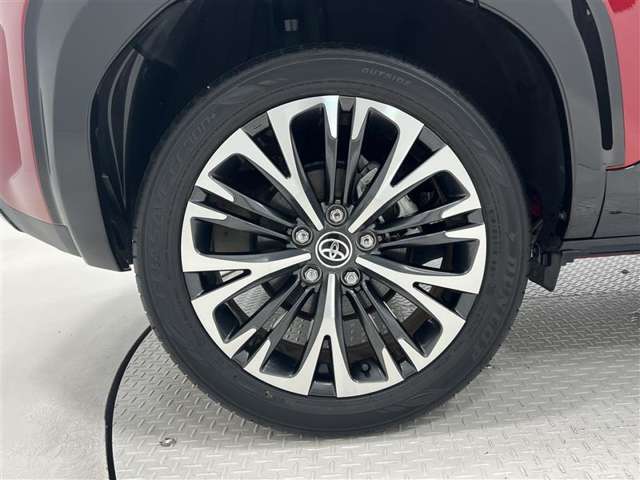 タイヤサイズは215/50R18！納車前の点検時にタイヤ交換させていただきます！純正アルミホイール！
