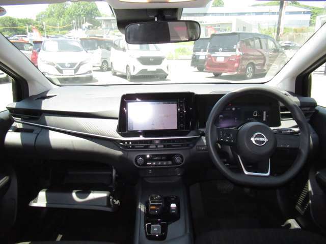 全方位で視界が広く運転がしやすいので女性の方にも人気のインテリアになっています！