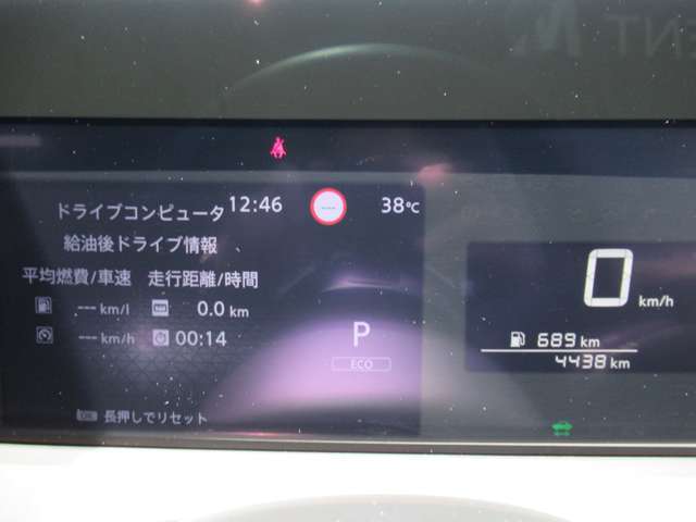 シンプルで見やすいデジタルメーターです。左側の画面は画面切り替えができます！