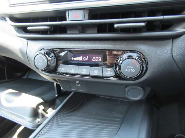 見やすいデジタル表示のオートエアコン！暑い時・寒い時も設定した温度に車内を自動で調節♪