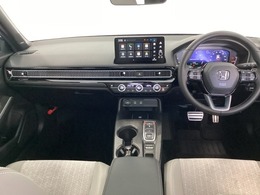 車内は光触媒抗菌消臭施工済です。インパネ周りはスタイリッシュなデザインで機能や装備も充実しています。グローブボックスやカップホルダーのほかにトレーなどたくさんの収納スペースが付いています。