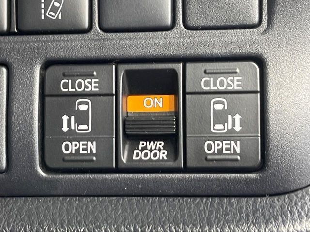 【両側パワースライドドア】スマートキーや運転席のスイッチで後席両側スライドドアの開閉が可能♪電動だから力を入れてドアを開ける必要が無く、小さなお子様でも簡単に開け閉めでき快適です♪
