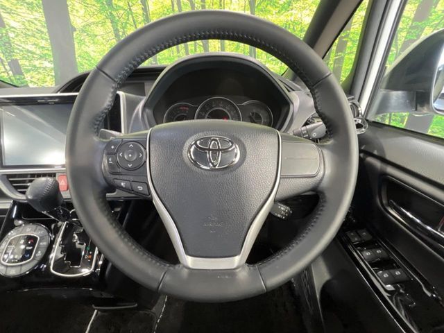 【純正革巻きステアリング】上質な革を使用することで、手にしっかり馴染みとても運転しやすいハンドルです♪