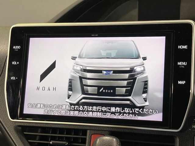 【大画面ナビ】人気の大型10インチナビを装備。存在感のある大画面はインパクト大！ナビ利用時のマップ表示は見やすく、テレビやDVDは臨場感がアップ！いつものドライブがグッと楽しくなります♪