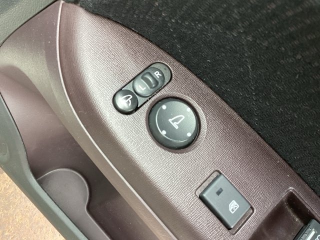 狭い駐車場で便利な電動格納ドアミラーが付いています。