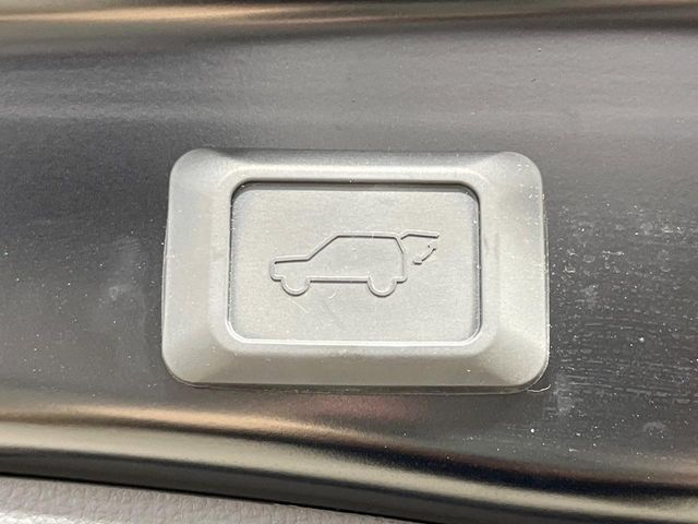 【パワーバックドア】スマートキーや運転席のボタンを押すだけでリアゲートが自動で開閉します！荷物を持っている時や、高い位置にあるバックドアを閉める際に便利な機能です♪
