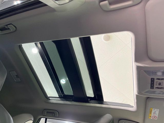 【サンルーフ】開放感たっぷりの希少装備、サンルーフが装着されています！車内に明かりを取り入れたり景色を楽しむ以外にも、車内の空気も簡単に換気できて快適です！