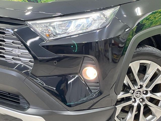 【LEDヘッドライト】悪天候や夜間走行時も良好な視界を確保し安心して運転できる高輝度LEDヘッドライトを装備！点灯速度が早く、消費電力も抑えられています。