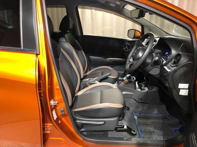 運転席も広々でゆったりとした気分で運転できます☆