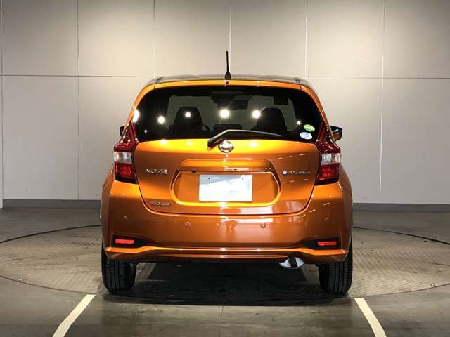 前・後方に車両や壁などの障害物がある場合、クルマが誤操作を察知して、衝突を未然に防ぎます。