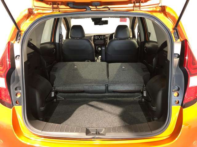 後席を折りたたむととても広い荷室になります。荷物もしっかり積み込めます！