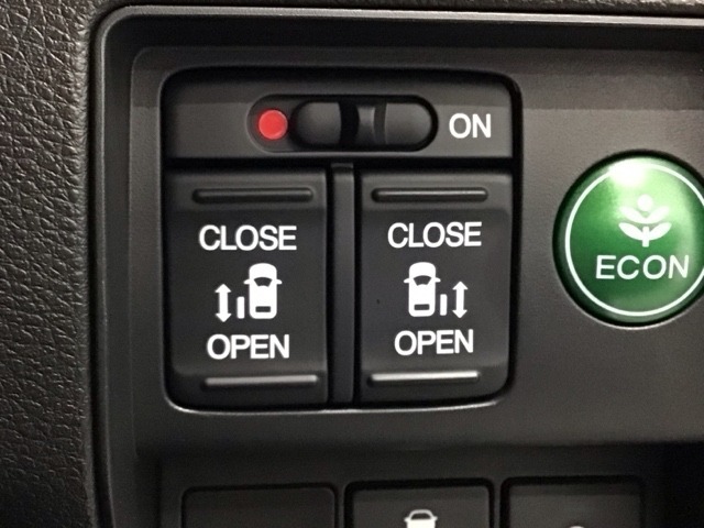 【両側パワースライドドア】両側がパワースライドドアになっており、運転席のスイッチやスマートキーでも開閉が可能です！開口部も広いので乗り降りも楽々♪