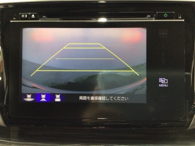 【バックカメラ】運転が苦手な方も車庫入れラクラクです！ギアをリバースに入れれば自動的に切り換わりますので、面倒な操作は不要です♪狭い駐車場もお車を傷つけず安心ですね！