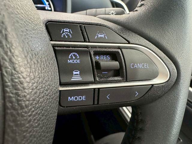 【レーダークルーズコントロール】装備車両です。レーダーやカメラを使って前を走るクルマの状況を検知して速度を調整してくれます。遠距離ドライブの高速道路などでは大活躍で疲労軽減に役立ちます。