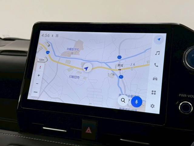 【メーカーオプションナビ】フルセグテレビやブルートゥース接続、DVD再生など多彩な機能を併せ持っており、インパネ周りがすっきりしてま すね！