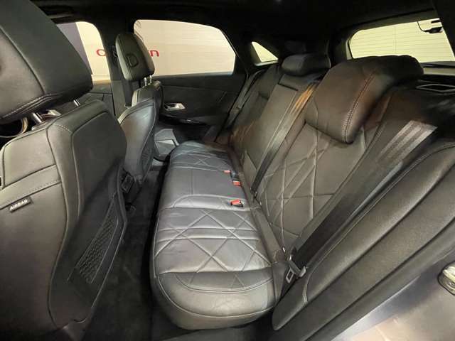 後席の足元も広く、快適な乗り心地です！！前席、後席両方で心地いいシートによりロングドライブをサポートします♪