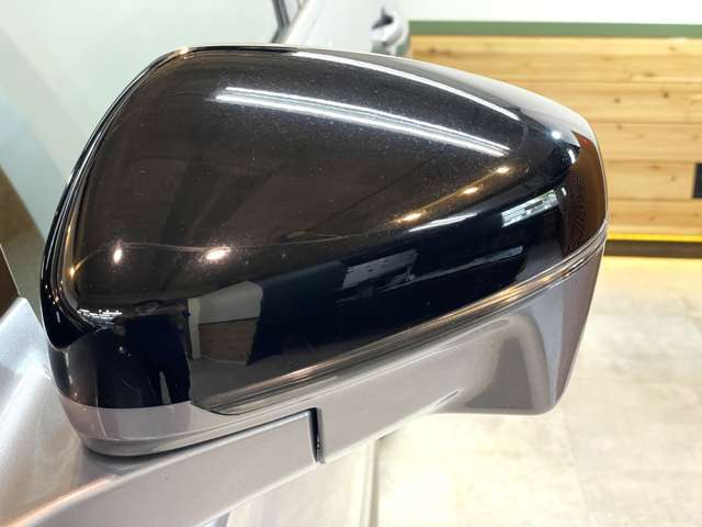 視認性の高いドアミラー！キーレスによる施錠と連動して格納するや機能付きです！死角から近づく後続車を検知して知らせてくれる、ブラインドスポットモニターも装備済み！