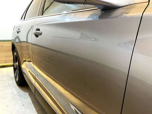 右側面でございます。