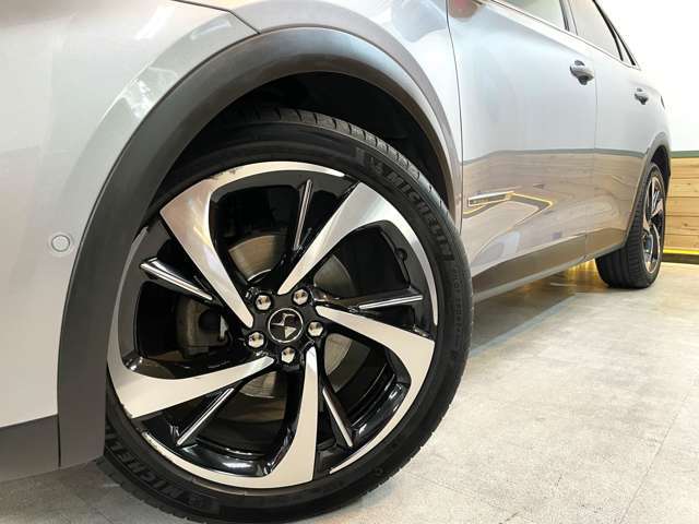 フロントフェンダーは大径20インチホールを包む力強い面を構成！！力強い足回り☆