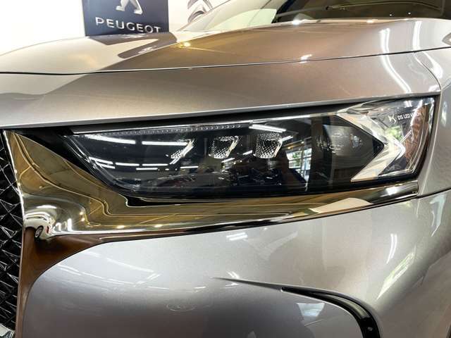 「DSライトヴェール」縦型シグネチャーライト！！走行状況に応じて、照射範囲や明るさを自動調節する機能や、デイライトとしての美しい光を放つきのうなど、複数の特徴を持っています！