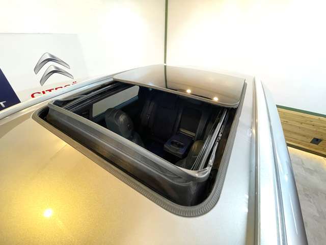 ガラスルーフを開けて四季折々を感じながらのドライブをお楽しみください！