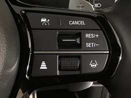 【アダプティブ・クルーズ・コントロール】予め設定した車速内でクルマが自動的に加減速。 前走車との適切な車間距離を維持しながら追従走行し、高速道路でのドライバーの疲労を軽減してくれる嬉しい機能付♪