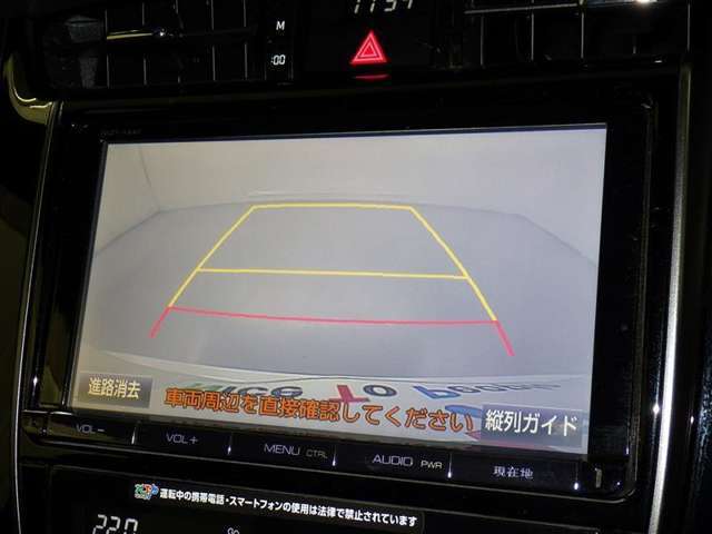 バックモニターも装備しております。バックギアに入れるとナビ画面に車の後方が映し出されます。これで後方確認も安心！