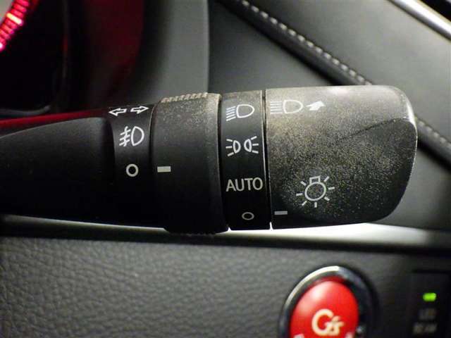 【オートライト】車外の明るさに応じて、自動的にライトの点灯・消灯をしてくれます。