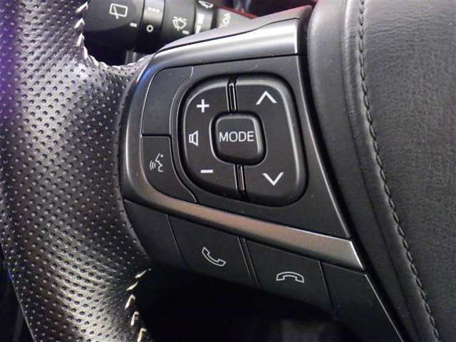 ステアリングスイッチ装備！運転しながら手元でオーディオの操作などができます。